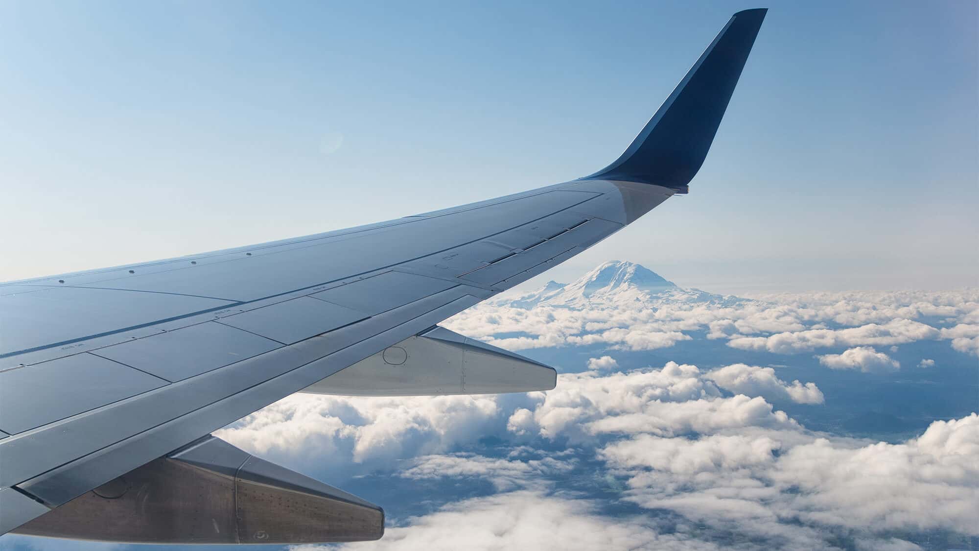 plane_passing_mount_rainier_2000px